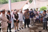 Menhan Prabowo Berdialog dengan Masyarakat dan Berikan Bantuan.  (Dok. Kemhan.go.id)