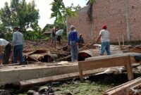 Rumah milik seorang janda renta di Madiun, Jawa Timur, ambyar diterpa hujan. (Dok. FIN) 