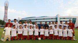 Menteri Pertahanan Prabowo Subianto saat mengujungi tim sepak bola Persib U-17 di Qatar. (Dok. Tim Media Prabowo Subianto)