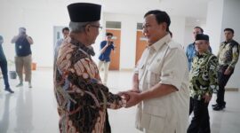 Menteri Pertahanan RI Prabowo Subianto meyambangi Ketua Umum PP Muhammadiyah Haedar Nashir. (Dok. Tim Media Prabowo Subianto) 
