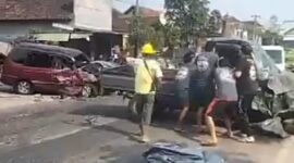 Benturan keras adu banteng antar dua kendaraan di jalur utama Madiun - Ponorogo. (Dok. FIN) 
