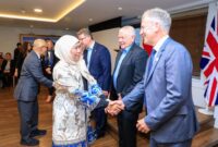 Gubernur Jawa Timur Khofifah bersalaman dengan salah satu pimpinan perusahaan Inggris yang tertarik berbisnis di daerah Jawa Timur di Gedung KBRI London.