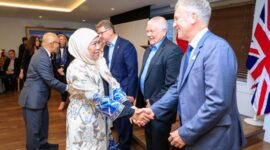 Gubernur Jawa Timur Khofifah bersalaman dengan salah satu pimpinan perusahaan Inggris yang tertarik berbisnis di daerah Jawa Timur di Gedung KBRI London.