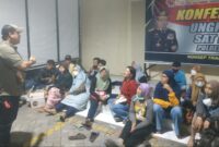 Dimas Yemahura Alfarauq ,SH berbincang dengan warga tebel ,Selasa (22/8) Di Polresta. (Foto : Surabayaonline)