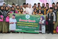 Anggota Komisi III DPR-RI dari Fraksi Gerindra, Rahmat Muhajirin beserta istri memberikan umroh gratis kepada anak Yatim dan dhuafa menghafal Al-Qur'an.