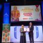 Gubernur Jawa Timur Khofifah Indar Prawansa menerima penghargaan Honorary Award for Global Peace and Woman Empowerment pada acara Konferensi Al-Hidayah di Ballroom University of Warwick, (27/8).