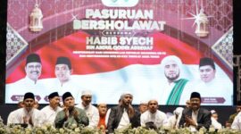 Menteri BUMN Erick Thohir bersama Habib Syech Bin Abdul Qodir Assegaf di Stadion Untung Suropati, Kota Pasururan. (Dok. Kementerian BUMN)