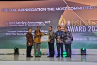 SVP Umum, Jogi Krisdianto (3 dari kanan) mewakili Direktur Utama PG, Dwi Satriyo Annurogo saat Menerima Penghargaan TJSL CSR Awards 2023.
