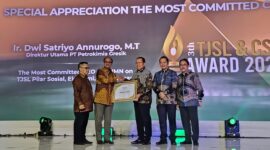 SVP Umum, Jogi Krisdianto (3 dari kanan) mewakili Direktur Utama PG, Dwi Satriyo Annurogo saat Menerima Penghargaan TJSL CSR Awards 2023.