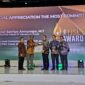 SVP Umum, Jogi Krisdianto (3 dari kanan) mewakili Direktur Utama PG, Dwi Satriyo Annurogo saat Menerima Penghargaan TJSL CSR Awards 2023.