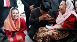 Menteri Pertahanan RI (Menhan) Prabowo Subianto menemui istri Presiden RI ke-4 Abdurrahman Wahid atau Gus Dur, Sinta Nuriyah Wahid. (Dok. Tim Media Prabowo)