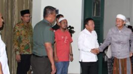 - Danrem 084/BJ Brigjen TNI Terry Tresna Purnama, S.I.Kom., M.M. mendampingi Wamenhan RI Letjen TNI (Pur) Muhamad Herindra, M.A., M.SC. saat berkunjung ke Ponpes Bumi Shalawat Sidoarjo pada hari Senin (21/8/2023).