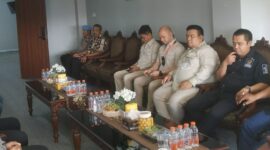 Rahmat Muhajirin SH yang didampingi para staf dan tenaga ahli DPR RI diterima langsung Kepala Kejaksaan Negeri Sidoarjo Roy Revalino SH beserta jajarannya.