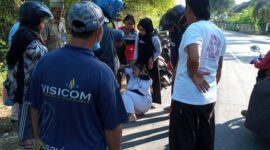 Pemotor seorang siswi STM Negeri 1 Bendo terpelanting dan jungkir balik di jalanan. (Dok. FIN) 
