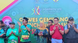 Gubernur Khofifah didampingi Bupati Sidoarjo Ahmad Muhdlor Ali saat melepas peserta gowes yang bertajuk Gowes Gemilang di Alun-alun Sidoarjo, Minggu (39/9).