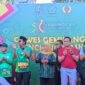 Gubernur Khofifah didampingi Bupati Sidoarjo Ahmad Muhdlor Ali saat melepas peserta gowes yang bertajuk Gowes Gemilang di Alun-alun Sidoarjo, Minggu (39/9).