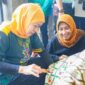 Gubernur Jatim menyempatkan diri untuk membatik bersama pengrajin di Dusun Jetis.