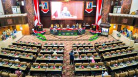 Anggota dan Gubernur Jatim saat mengadakan rapat membahas nota keuangan Gubernur APBD Tahun 2023 di DPRD Jatim.