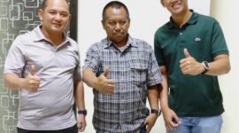 Ketua PWI Jatim Lutfil Hakim (tengah) bersama AKP Avani Erliansyah SH, SIK., MH (Paur 1) dan Iptu Matheus Jaka Iswantara SH,MH (Paur 2) di kantor PWI Jatim Jl. Taman Apsari 15 – 17 Surabaya, Sabtu (9/11).