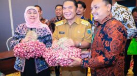 Guber Jatim Khofifah Indar Prawansa bersama Gubernur Banten Al Muktabar dalam misi dagang dan investasi antar daerah.