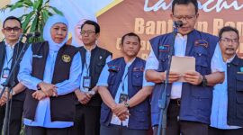 Gubernur Khofifah bersama Kepala Wilayah Perum BULOG Kanwil Jawa Timur Ermin Tora mendistribusikan bantuan beras pemerintah ke daerah-daerah yang HET diatas rata rata di Gudang BULOG Banjarkemantren, Buduran, Kabupaten Sidoarjo, Rabu (13/9).