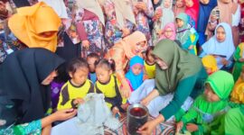 Anak paud saat demo membatik yg diselenggarakan himpaudi di Gedung Central Batik Klampar Pamekasan, (16/9).