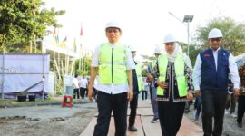 Gubernur Jatim bersama Rektor UNAIR dan Kepala Dinas Pekerjaan Umum Cipta Karya saat meninjau proyek pembangunan UNAIR di Aula Kampus C Universitas Airlangga (UNAIR) Surabaya, Jum'at (15/9).