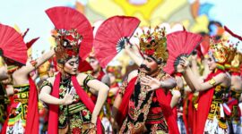 Para penari Gandrung sewu yang diikuti 1.200 penari dan  150 orang tim  pendukung.