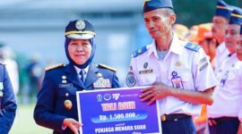 Gubernur Jatim memberikan apresiasi kepada penjaga suar saat upacara Harhubnas 2023 di lapangan Pokeskar Pelabuhan Tanjung Perak.