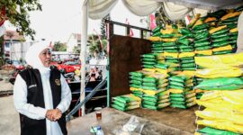 Gubernur Jawa Timur Khofifah Indar Parawansa salurkan bantuan sembilan program bansos di Pendopo Kabupaten Jombang, Minggu (17/9).