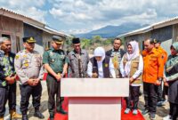 Gubernur Khofifah resmikan rumah permanen (huntap) relokasi rumah dan prasarana pasca banjir bandang di Kecamatan Ijen, Kabupaten Bondowoso, Kamis (21/9).