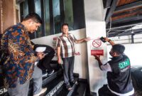 Tim Satgas KTR Kota Surabaya saat memasang imbauan tentang Kawasan tanpa rokok (KTR)
