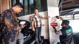 Tim Satgas KTR Kota Surabaya saat memasang imbauan tentang Kawasan tanpa rokok (KTR)