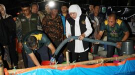 Gubernur Jawa Timur Khofifah Indar Parawansa membagikan bantuan air minum kepada warga  terdampak kekeringan di desa Pasrepan, Kec. Pasrepan, Kab. Pasuruan pada Sabtu malam (2/9). 