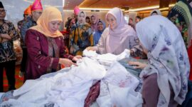 Gubernur Jatim ketika melakukan pengecekan terhadap produk P3DN dan PDN.