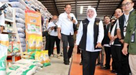 Gubernur Jawa Timur Khofifah Indar Parawansa melakukan kunjungan ke gudang BULOG di Banjar Kemantren, Buduran, Kabupaten Sidoarjo pada Rabu pagi (6/9).