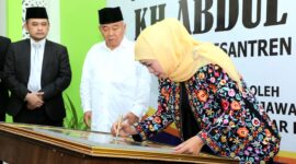 Gubernur Jatim Khofifah Indar Prawansa menandatangani prasasti peresmian asrama luar negeri UKHAC, Mojokerto.