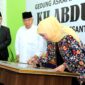Gubernur Jatim Khofifah Indar Prawansa menandatangani prasasti peresmian asrama luar negeri UKHAC, Mojokerto.
