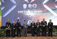 Gubernur Jatim Khofifah Indar Prawansa sedang memberi sambutan dalam peresmian program ASN DAHAR NGOPI Gedung di Sasana Wiyata Praja, Kantor BPSDM Provinsi Jatim di Gedung Sasana Wiyata Praja Kantor BPSDM Provinsi Jawa Timur pada Kamis (14/9).