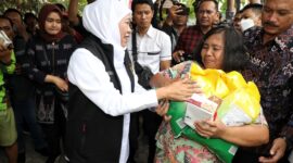 Gubernur Jatim bersama Bupati Madiun Ahmad Dalam Ragil Saputro dalam operasi pasar murah di Kabupaten Madiun.