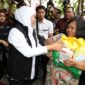 Gubernur Jatim bersama Bupati Madiun Ahmad Dalam Ragil Saputro dalam operasi pasar murah di Kabupaten Madiun.