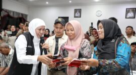 Gubernur Jatim mengecek langsung rekening penerima manfaat di Madiun.