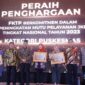 Menko Muhadjir memberikan penghargaan kepada FKTP serta FKRTL dalam peningkatan mutu pelayanan JKN Tahun 2023.
