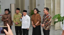 Menko PMK Muhadjir Effendy mendampingi Wakil Presiden KH. Ma'aruf Amin saat konferensi pers di Istana Wakil Presiden, pada Jumat (6/10).