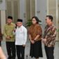 Menko PMK Muhadjir Effendy mendampingi Wakil Presiden KH. Ma'aruf Amin saat konferensi pers di Istana Wakil Presiden, pada Jumat (6/10).