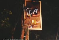 Satpol PP Pamekasan saat kasih sticker pelanggaran di reklame rokok yang tidak berizin.