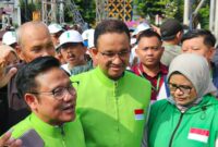 Calon presiden Anies Baswedan dan calon wakil presiden Muhaimin Iskandar mengikuti acara Mlaku bareng AMIN yang digelar di Bundaran TPI Sidoarjo, Jawa Timur, Minggu (15/10).