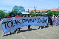 Demonstran di depan gedung DPRD Provinsi Jawa Timur.