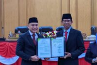 Eri Cahyadi bersama Adi Sutarwijono saat menandatangani perubahan RAPBD Pemkot Surabaya.