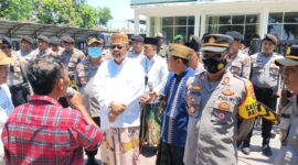 Salah satu demonstran orasi di depan Kantor Inspektorat Pamekasan.